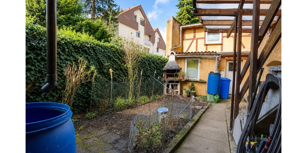 Garten mit Nebengebäude