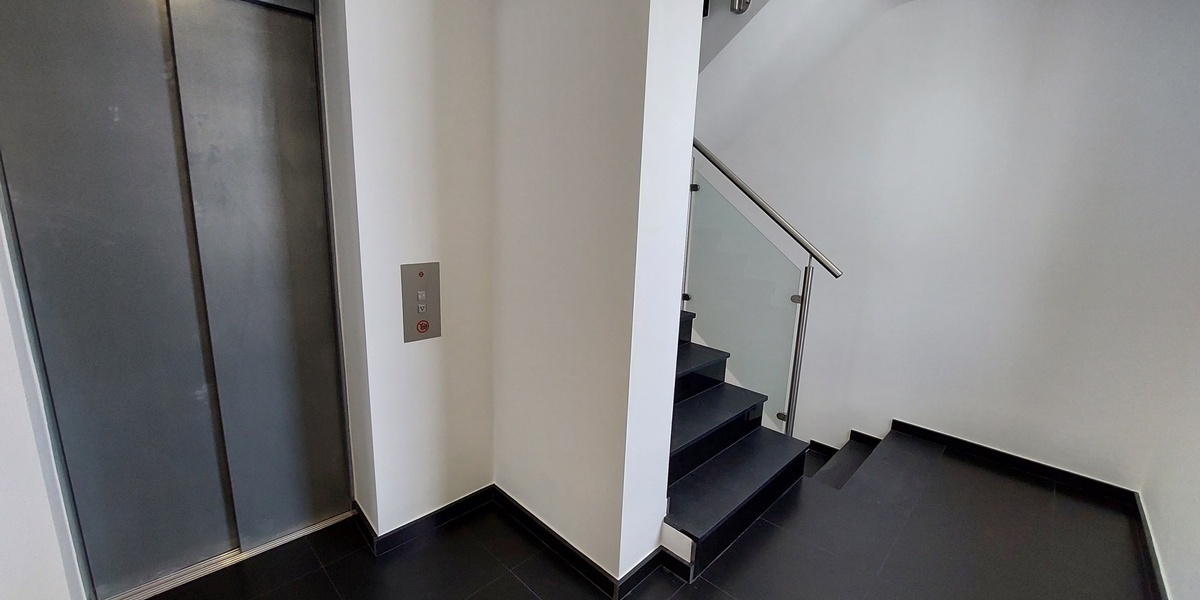 Aufzug und Treppenhaus